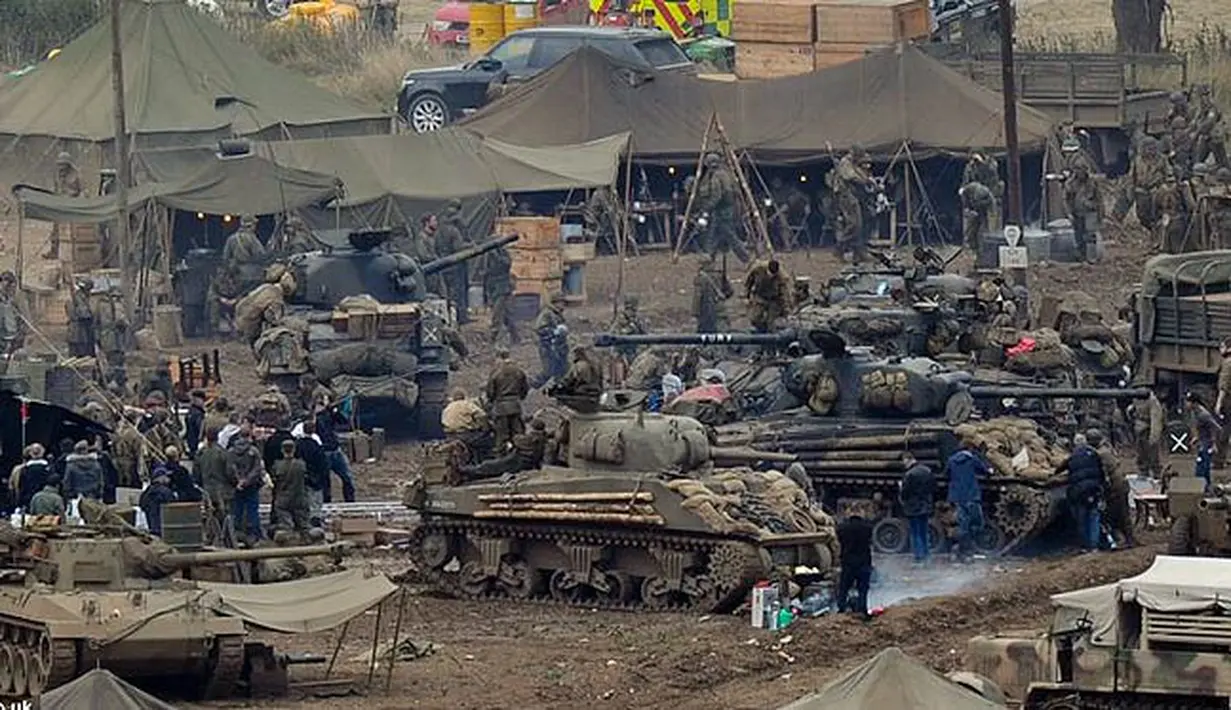 Pembuatan film `Fury` di pangkalan militer di California. (Dailymail.co.uk/Splash News/wwn)