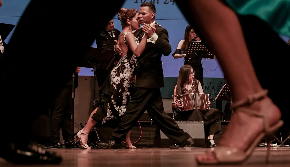 Penari saat tampil dalam Turnamen Menari Tango di Festival Tango Internasional XIII di Medellin, Kolombia (18/6/2019). Festival Tango ini berlangsung dari 16 sampai 24 Juni 2019. (AFP Photo/Joaquin Sarmiento)