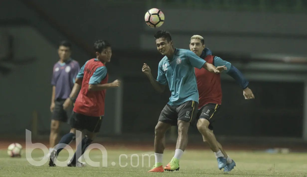 Pemain Arema, Esteban Vizcara, berusaha berebut bola saat latihan jelang lawan Persija di Stadion Patriot, Bekasi, Rabu, (31/05/2017). Arema siap mencuri poin di kandang Persija. (Bola.com/M Iqbal Ichsan)