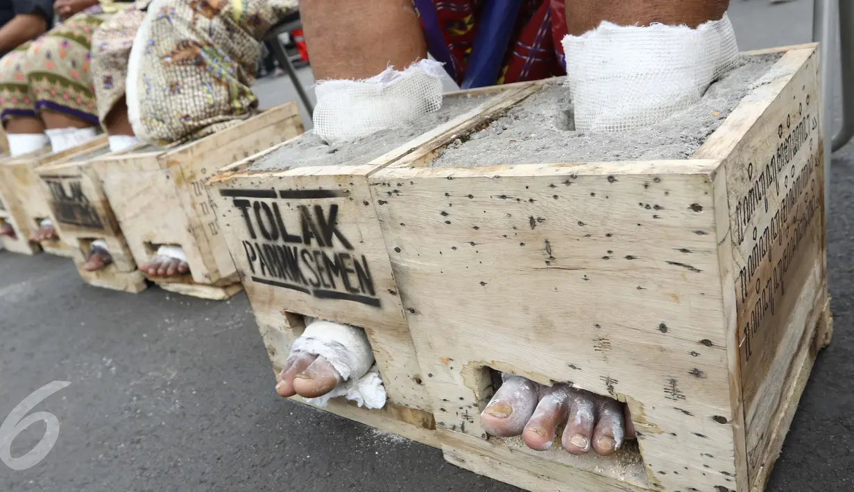Kondisi kaki sejumlah Petani Kendeng, Pati yang disemen saat menggelar aksi di depan Istana Negara, Jakarta, Selasa (14 /3). Pada aksi ini di hari kedua ini jumlah petani yang mencor kakinya bertambah menjadi sebelas orang. (Liputan6.com/Helmi Afandi)