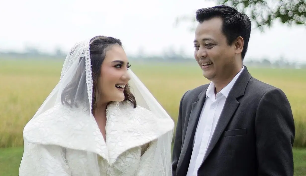 Potret prewedding-nya bersama calon suami pun curi perhatian. Wanita 40 tahun itu tampil simpel nan menawan dengan balutan gaun putih. Senyumnya merekah ketika melihat ke arah kekasih yang gagah memakai setelan jas. Keduanya serasi saling menatap penuh mesra. (Liputan6.com/IG/@kikiamaliaworld)