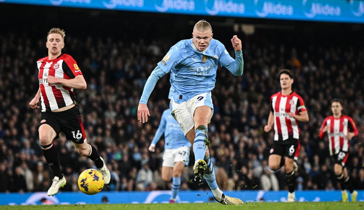 Pemain Manchester City, Erling Haaland mencetak gol ke gawang Brentford pada laga lanjutan Liga Inggris 2023/2024 di Etihad Stadium, Manchester, Inggris, Rabu (21/02/2024) dini hari WIB. (AFP/Paul Ellis)