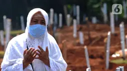 Keluarga koban Covid-19 berdoa saat pemakaman di TPU Pondok Ranggon, Jakarta Senin (7/9/2020). Petugas pemakaman mengatakan terjadi lonjakan jenazah yang terjadi dalam satu bulan lebih terakhir dengan  memakamkan lebih  30 jenazah dalam satu hari. (merdeka.com/Arie Basuki)