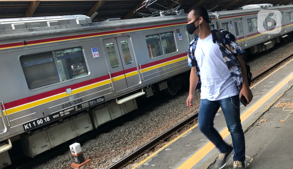 Calon penumpang melintasi rangkaian KRL Commuter Line di Stasiun Depok Baru, Jawa Barat, Senin (25/5/2020). Banyaknya warga yang silaturahmi selama lebaran menyebabkan perjalanan KRL tetap dipadati penumpang, meskipun waktu operasional dibatasi. (Liputan6.com/Immanuel Antonius)