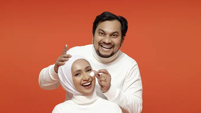Bersama dengan sang istri yaitu dr. Arti Indira, Tompi berkolaborasi menciptakan sebuah produk kecantikan. (ist)