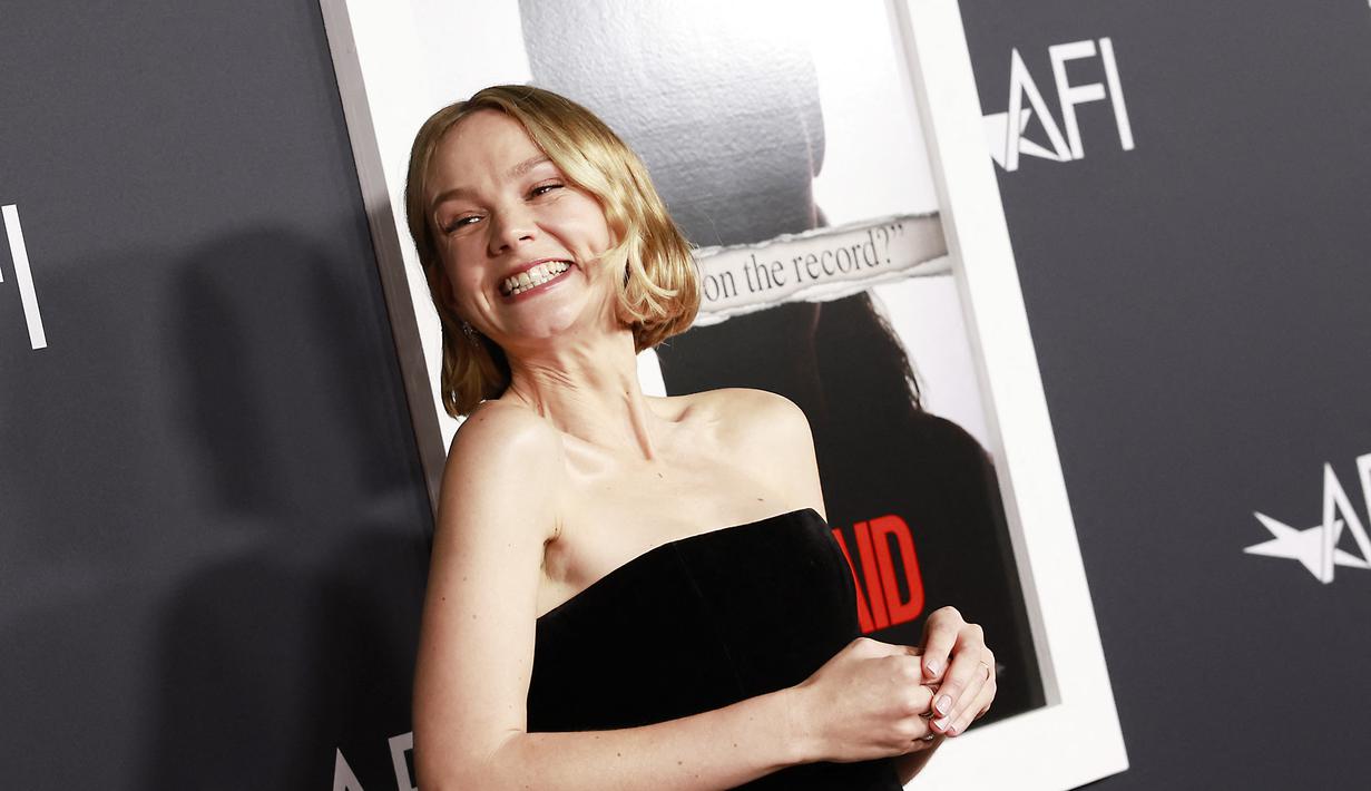 Carey Mulligan berpose saat menghadiri AFI Fest 2022: Red Carpet Premiere “She Said” di TCL Chinese Theatre di Hollywood, California pada 4 November 2022.. Bintang Promising Young Woman itu melukis bibirnya dengan warna nude yang dalam dan mengoleskan eyeshadow cokelat hangat di kelopak matanya untuk tampilan glam yang lembut. (Jesse Grant/Getty Images for AFI/AFP)