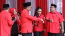 Dewan Pimpinan Pusat (DPP) Partai Demokrasi Indonesia Perjuangan (PDIP) menggelar Upacara Pengibaran Bendera Merah Putih di Halaman Parkir Masjid At Taufiq, Lenteng Agung Jakarta Selatan, Minggu (1/6/2025). (LIputan6.com/Herman Zakharia)