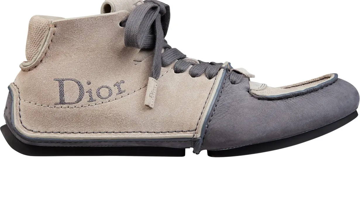 Dior Roadie Lace-Up Boot jadi penutup yang serasi dengan tas Medallion Knit yang ia jinjing [Dior]