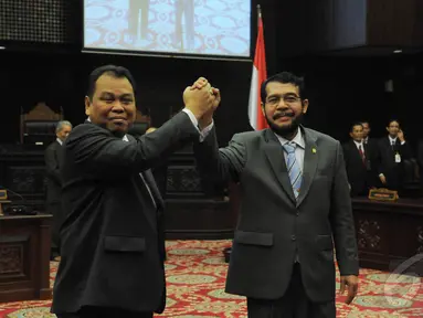 Ketua MK terpilih, Arief Hidayat (kiri) bersama Wakil Ketua MK terpilih, Anwar Usman (kanan) usai Rapat Pleno di Jakarta, Senin (12/1). (Liputan6.com/Herman zakharia)