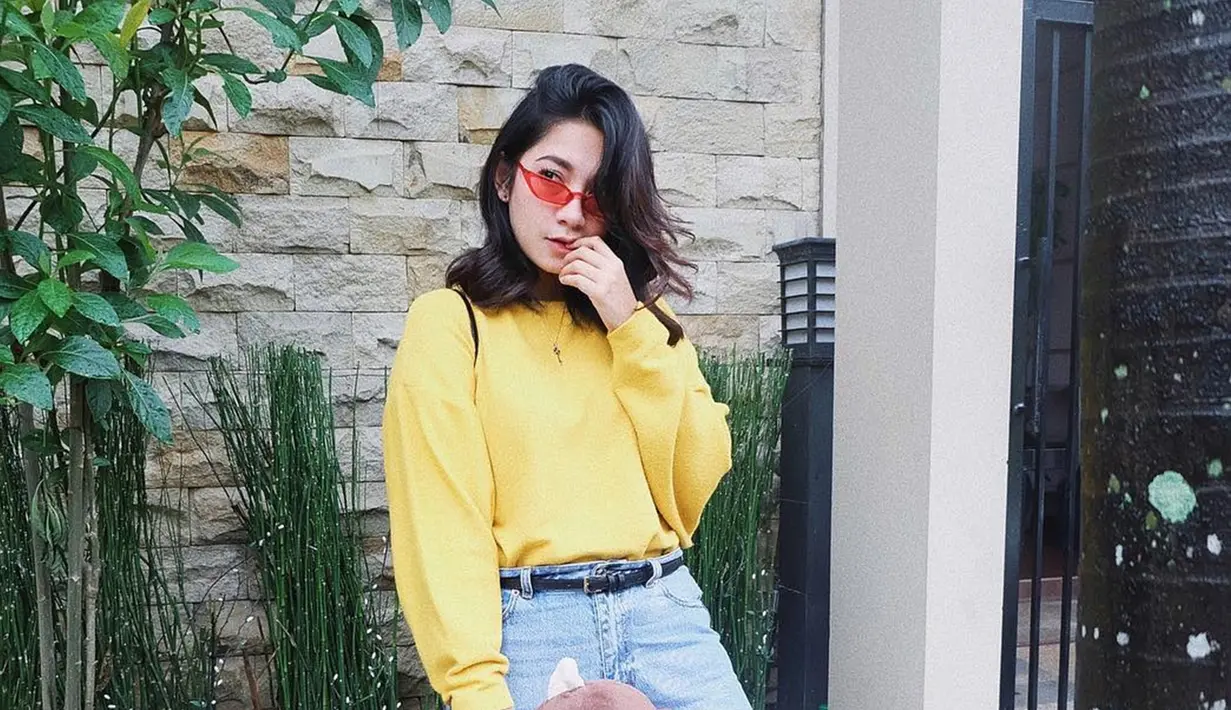 Punya gaya yang casual, penampilan manis Dinda terpancar saat menggunakan half frame berwarna merah. Tabrak warna sweater kuning dengan kacamata merah, membuatpenampilan Dinda terlihat ceria. (Liputan6.com/IG/@dindakirana.s)