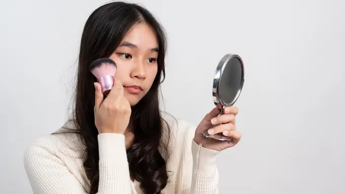 Fresh Tanpa Ribet, Tutorial Makeup Simpel ke Kampus yang Bikin Look Natural & Cute