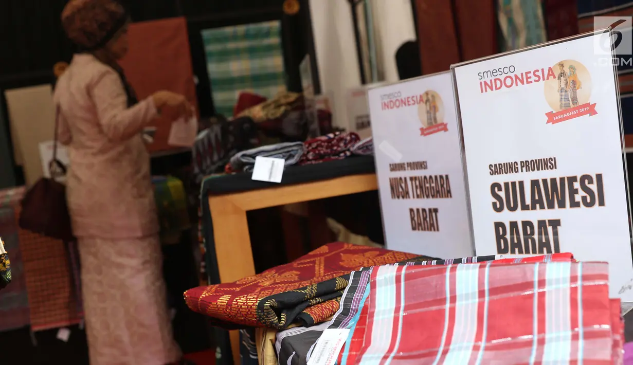 Beberapa produk kain tenun juga dipamerkan pada Festival Sarung Indonesia 2019, Plaza Tenggara Kompleks GBK, Jakarta, (3/3). Festival ini untuk menghidupkan kesadaran generasi muda akan kekayaan budaya. (Liputan6.com/Helmi Fithriansyah)