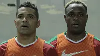 Pemain Indonesia, Alberto Goncalves dan Victor Igbonefo, saat melawan Thailand pada laga persahabatan di Stadion Pakansari, Bogor, Minggu, (03/6/2018). Indonesia bermain imbang 0-0 dengan Thailand. (Bola.com/M Iqbal Ichsan)