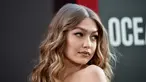Model Gigi Hadid berpose saat tiba menghadiri pemutaran perdana "Ocean's 8" di Alice Tully Hall di New York, AS  (5/6). Gigi Hadid tampil cantik dan seksi dengan balutan gaun Vera Wang hitam dengan belahan paha tinggi. (AP Photo/Evan Agostini)