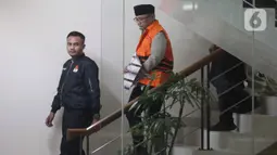 Penahanan dilakukan usai Yaqut Cholil Qoumas diperiksa oleh penyidik sejak sekitar pukul 13.00 WIB. Tampak dalam foto, mantan Menteri Agama, Yaqut Cholil Qoumas, saat dibawa menuju mobil tahanan di Gedung Merah Putih Komisi Pemberantasan Korupsi (KPK), Jakarta, Kamis (12/3/2026). (Liputan6.com/Helmi Fithriansyah)