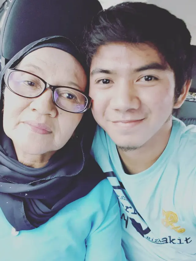 6 Potret Kebersamaan Rizki D’Academy dan Ibundanya, Penuh Kehangatan