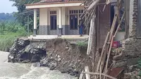 Sebuah ruamh terkena dampak banjir Bandang di Bogor. (Liputan6.com/Achmad Sudarno)