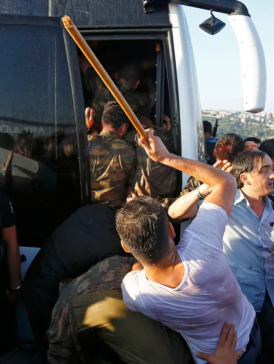 Tentara Turki berebut memasuki bus untuk menyelamatkan diri dari amukan warga Turki di Jembatan Bosphorus, Istanbul , Turki, (16/7). Warga Turki mengamuk atas kudeta yang dilakukan militer Turki. (REUTERS / Murad Sezer)