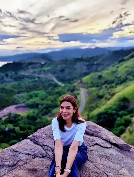 Terakhir, Najwa Shihab kembali tampil santai dengan gaya boyish saat berada di atas perbukitan  [@najwashihab]