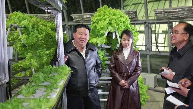 Pemimpin Korea Utara Kim Jong Un (kiri) dan putrinya Ju Ae (kedua dari kanan) mengunjungi Rumah Kaca Komprehensif Gangdong di Pyongyang .