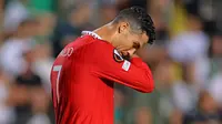 Cristiano Ronaldo lagi-lagi gagal mencetak gol bersama Manchester United. Kali ini ia gagal membobol gawang tuan rumah Omonia Nicosia dalam matchday ketiga Liga Europa 2022/2023, Jumat (7/10/2022) dini hari WIB. Padahal, ia hanya membutuhkan 1 gol lagi untuk menggenapkan koleksi golnya di angka 700. (AFP)