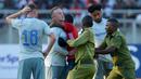 Seorang suporter turun ke lapangan dan memeluk Wayne Rooney pada laga persahabatan antara Everton dan Gor Mahia di SportsPesa Super Cup final di Dar-es-Salaam, (13/7/2017). (AFP/Tony Karumba)