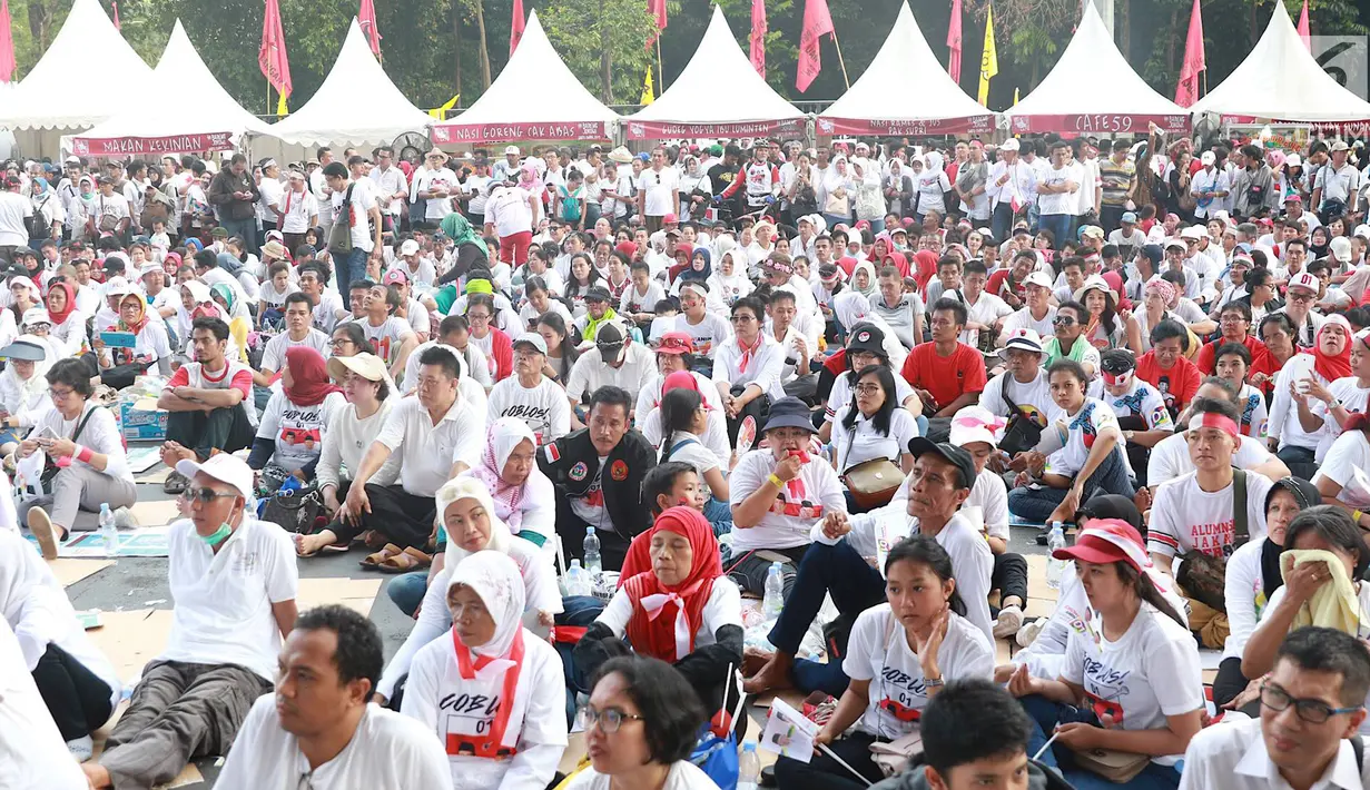 Massa pendukung paslon nomor urut 01 menggelar nonton bareng Konser Putih Bersatu di luar Stadion GBK, Jakarta, Sabtu (13/4). Tingginya antusiasme warga menghadiri kampanye akbar Jokowi-Ma'ruf Amin membuat SUGBK penuh hingga warga terpaksa menonton dari luar stadion. (Liputan6.com/Immanuel Antonius)