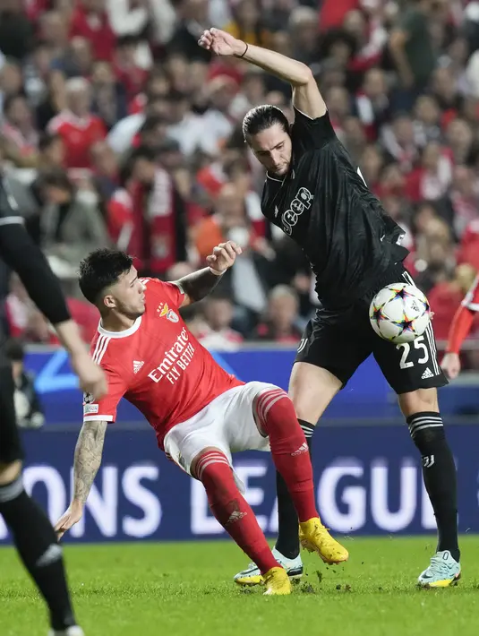 Gelandang Juventus Adrien Rabiot berebut bola dengan gelandang Benfica Enzo Fernandez pada laga matchday 5 fase grup Liga Champions 2022/2023 di Da Luz, Rabu (26/10/2022) dini hari WIB. Sementara itu, Juventus menduduki posisi ketiga dengan poin 3. (AP Photo/Armando Franca)