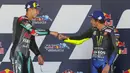 Fabio Quartararo dan Valentino Rossi merayakan kemenangan di atas podium usai menjuarai MotoGP Andalusia di Sirkuit Jerez, Minggu (26/7/2020). Fabio Quartararo berhasil finis pertama dengan catatan waktu 41 menit 22,666 detik. (AP Photo/David Clares)