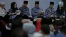 Ketua Umum Partai Demokrat Susilo Bambang Yudhoyono didampingi dua putra dan menantunya dalam acara malam kontemplasi di Pendopo Puri Cikeas, Bogor, Senin (9/9/2019). Acara untuk memperingati HUT ke-18 Partai Demokrat, hari lahir SBY dan 100 hari kepergian Ani Yudhoyono. (Liputan6.com/Faizal Fanani)