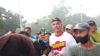 Capres PDIP Ganjar Pranowo dikerubungi sejumlah relawan dan masyarakat umum saat joging di kawasan GBK, Senayan, Jakarta, Minggu pagi (30/4/2023). Mereka meneriaki Ganjar presiden. (Merdeka.com/Ahda Bayhaqi)