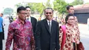 Dahlan Iskan mantan pejabat negara yang juga terlihat hadir. Mantan Menteri BUMN itu datang didampingi istri, berjalan kaki dari tempat penurunan tamu menuju gedung resepsi. (Adrian Putra/Bintang.com)
