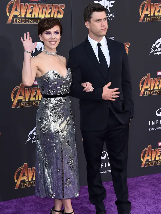 Aktris Scarlett Johansson dan pacarnya Colin Jost berpose saat menghadiri pemutaran film 'Avengers: Infinity War' di Los Angeles, California (23/4). Scarlett Johansson dan Colin Jost diketahui berhubungan pada bulan Mei 2017. (AP Photo/Jordan Strauss)