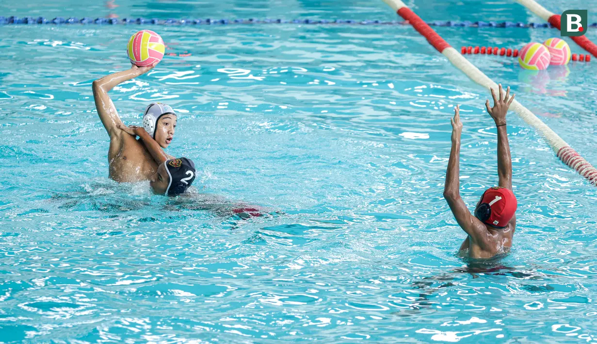 Pemain Pari Sakti, Caesar Kirano berusaha mencetak gol ke gawang Tirta Kencana 78 saat laga polo air Indonesia Open Aquatic Championships 2025 di Stadion Akuatik Gelora Bung Karno, Senayan, Jakarta, Rabu (12/11/2025). (Bola.com/Bagaskara Lazuardi)