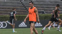 Gelandang Real Madrid, Gareth Bale mengikuti sesi latihan tim di Florida International University di Miami, Florida, (29/7). Madrid akan bertanding melawan Manchester United di International Champions Cup pada hari Selasa di Miami. (AP Photo/Ellis Rua)