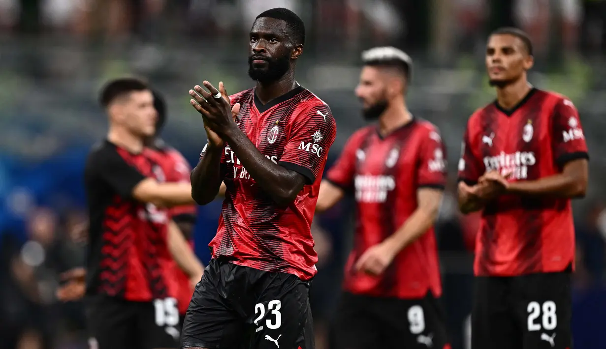 Fikayo Tomori (dua kiri) merupakan sosok yang tidak tergantikan di lini belakang AC Milan. Tomori sudah bermain sebanyak sembilan kali dengan mengumpulkan 781 menit bermain. Sebagai pemain bertahan, dia sudah menyumbang satu gol untuk timnya. (AFP/Gabriel Bouys)