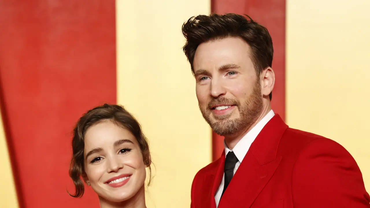 Chris Evans dan  Alba Baptista. (Michael TRAN / AFP)