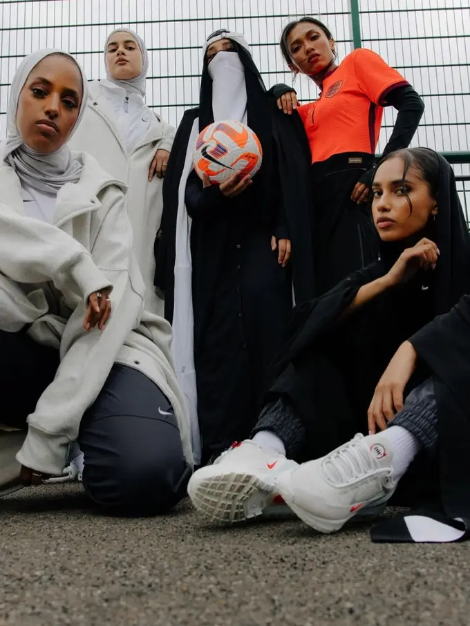 Nike Perdana Rilis Koleksi Niqab dan Abaya, Gandeng Desainer Muslim asal Inggris