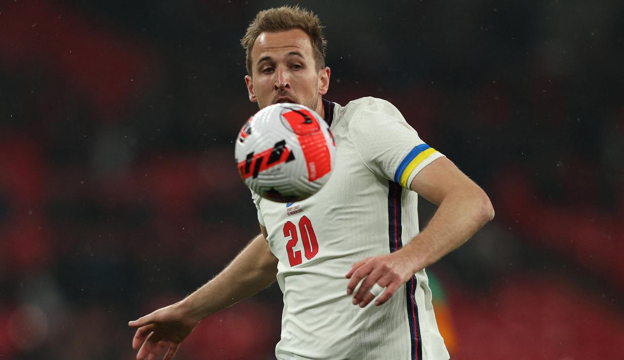Harry Kane. Pada putaran final Piala Dunia 2022, Grup B dihuni oleh oleh Inggris, Iran, Amerika Serikat dan Wales. Striker Inggris berusia 28 tahun, Harry Kane menjadi pemain dengan nilai pasar tertinggi dari seluruh pemain di Grup B dengan nilai 90 juta Euro atau setara Rp1,3 triliun. Bersama Timnas Inggris ia telah mengoleksi 73 caps dengan torehan 50 gol dan 14 assist sejak melakukan debut pada 27 Maret 2015. (AFP/Adrian Dennis)