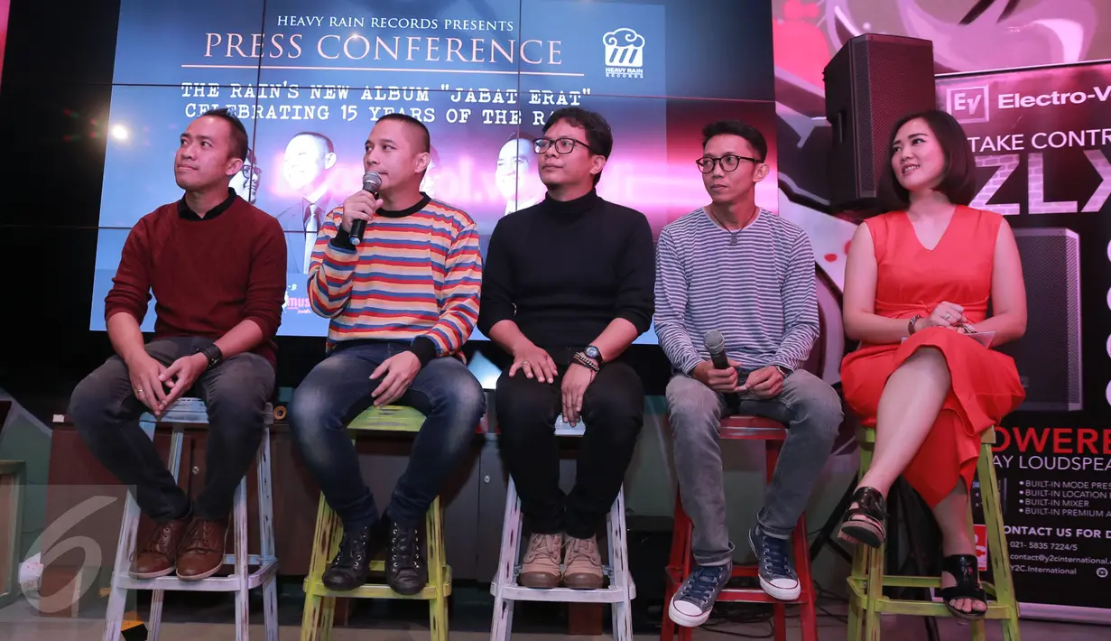 Personel Band The Rain pada saat jumpa pres album terbaru di kawasan Bulungan, Jakarta, Rabu (14/9). The Rain merilis album keenam mereka yang bertajuk "Jabat Erat". (Liputan6.com/Herman Zakharia)