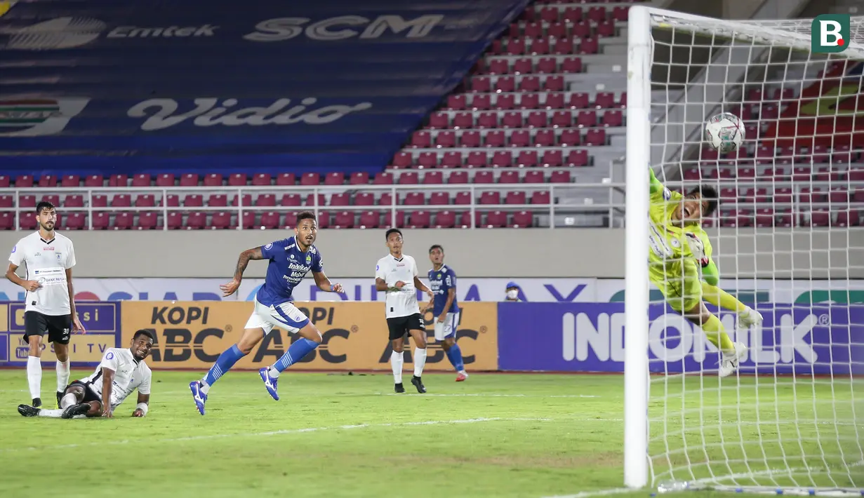 Pemain Persib Bandung, Wander Luiz (tengah) mencetak gol kedua timnya ke gawang Persipura Jayapura dalam laga pekan ke-10 BRI Liga 1 2021/2022 di Stadion Manahan, Solo, Sabtu (30/10/2021). (Bola.com/Bagaskara Lazuardi)