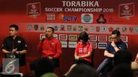 Pihak sponsor memberikan keterangan saat press conference Torabika Soccer Championship di Main Hall SCTV, Jakarta, Rabu (21/12). Hasil klasmen akhir menentukan kesebelasan Persipura Jayapura keluar sebagai juara. (Liputan6.com/Gempur M. Surya)