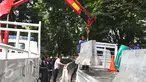 Petugas Dishub membongkar beton pembatas Jalan M. Yamin di depan bekas gedung Kedubes Inggris, Jakarta, Kamis (17/9/2015). Pembongkaran dilakukan karena beton tersebut akan dipergunakan di tempat lain. (Liputan6.com/Angga Yuniar)