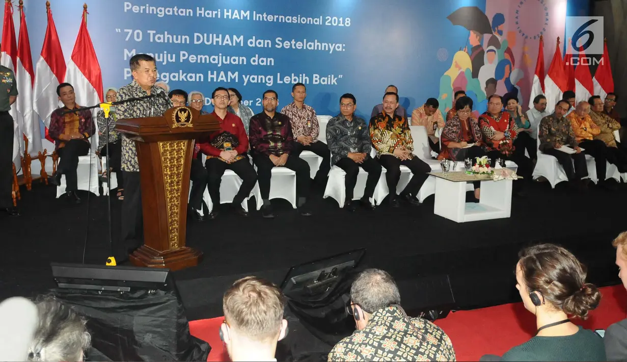 Wakil Presiden Jusuf Kalla saat memberikan sambutan peringatan hari Hak Asasi Manusia (HAM) internasional 2018 di kantor Komnas HAM, Jakarta, Selasa (11/12). (Liputan6.com/Angga Yuniar)