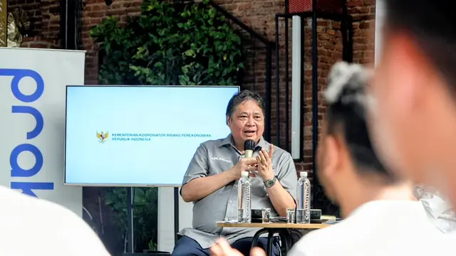 Menteri Koordinator Bidang Perekonomian Airlangga Hartarto saat berbincang santai menyapa para alumni Program Kartu Prakerja dalam kunjungan kerja di Cirebon, Jawa Barat, Jumat (16/6/2023). (Dok Kemenko Perekonomian)