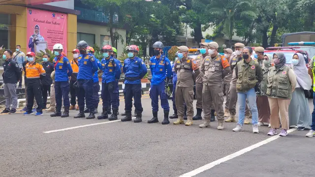 Sejumlah relawan Depok Peduli Bencana Gempa Cianjur saat akan diberangkatkan di Balai Kota Depok.