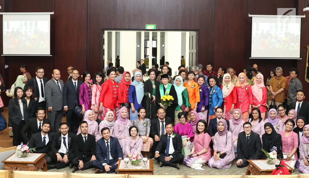 Prof. DR. dr. Ratna Sitompul Sp.M(K) (tengah) berfoto bersama koleganya usai dikukuhkan sebagai Guru Besar Tetap Fakultas Kedokteran Universitas Indonesia di Aula IMERI Fakultas Kedokteran UI, Jakarta, Sabtu (12/1). (Liputan6.com/Helmi Fithriansyah)