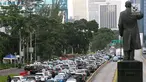 Kendaraan terjebak macet di Jalan Sudirman-Thamrin, Jakarta, Kamis (20/12). Pemerintah terus memperbaiki sistem transportasi dengan mengandalkan strategi "push dan pull" dengan mendorong masyarakat meninggalkan kendaraan pribadi. (Liputan6.com/JohanTallo)