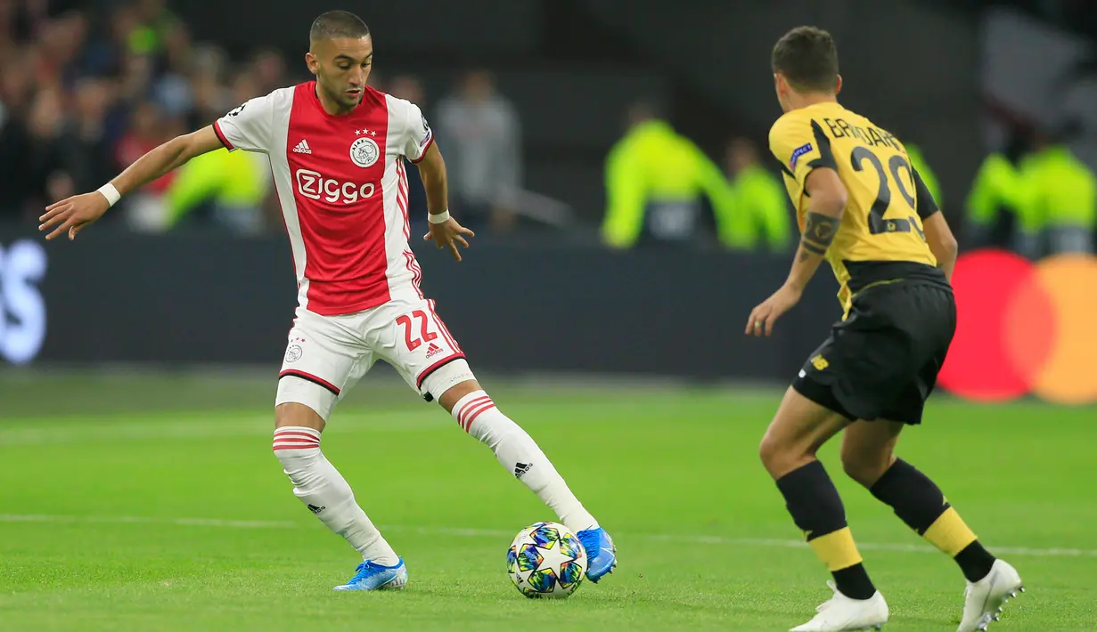 Pemain Ajax, Hakim Ziyech (kiri) mencoba melewati pemain Lille, Domagoj Bradaric pada laga Grup H Liga Champions di Amsterdam, Belanda, Selasa (17/9/2019). Ajax memuncaki klasemen Grup H Liga Champions usai mengalahkan Lille 3-0. (AP Photo/Peter Dejong)