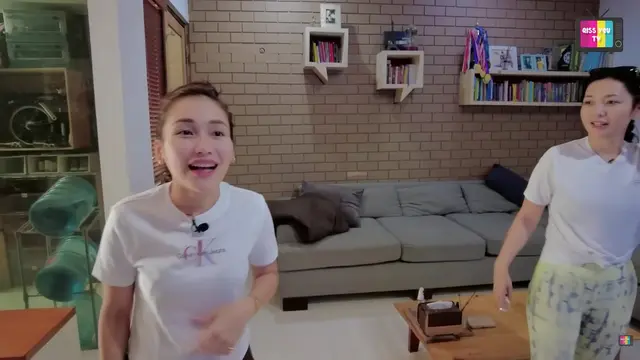 Potret Ruang TV Sederhana di Rumah Hesti Purwadinata